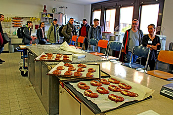 Die Bäckerei stellt gerade frische Laugenbrezel her