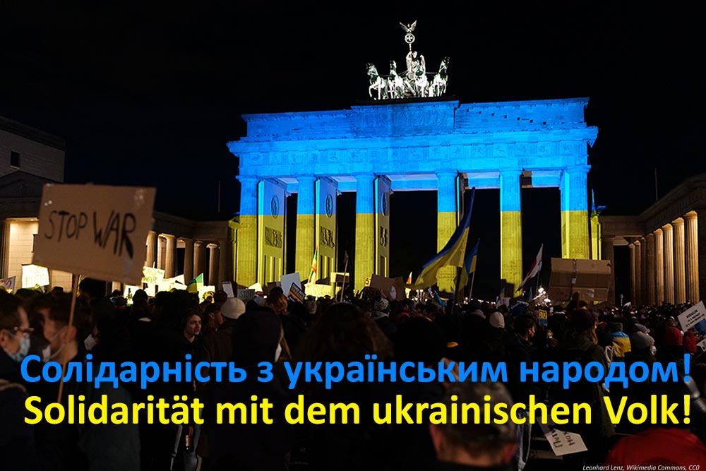 cc0 leonhard lence ukraine solidarity protest with lighted brandenburg gate s